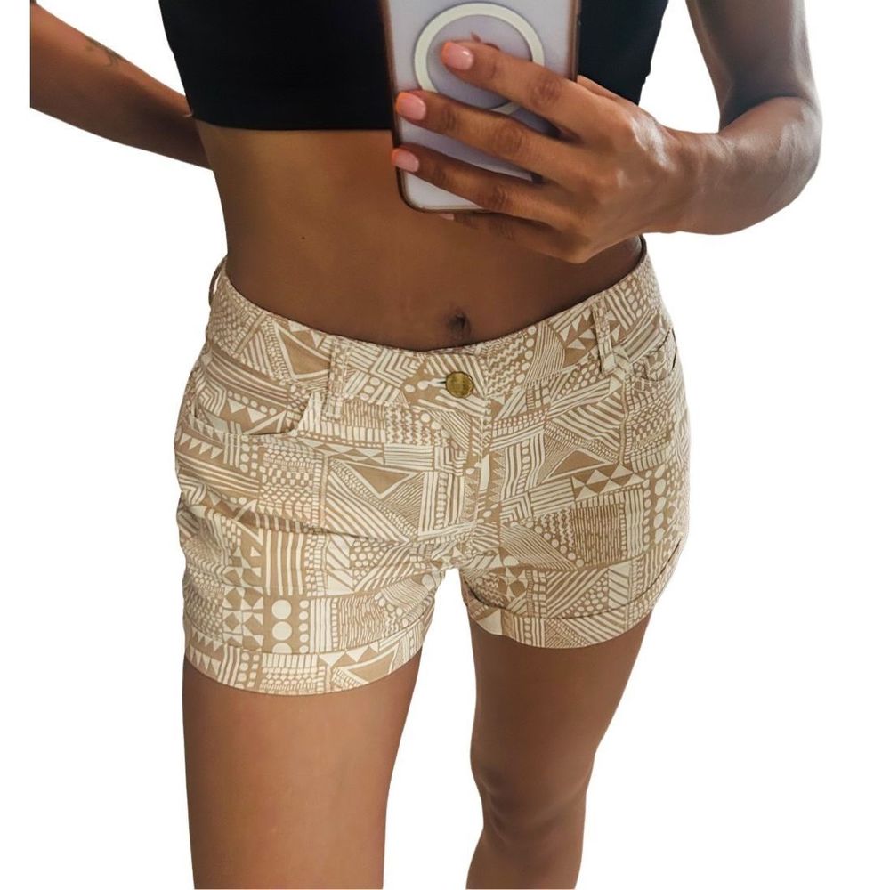 H&M tan and white patterned shorts size 8. Perfect for casual summer days. Like